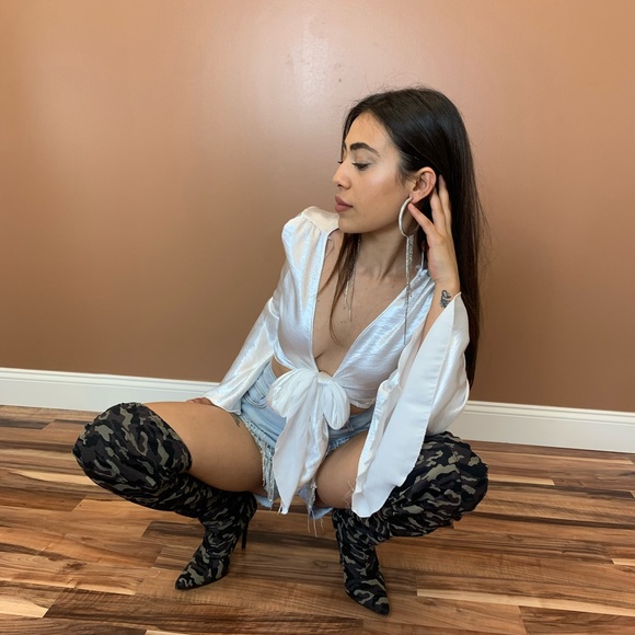 ‼️ White Silky Flare Bell Sleeve Tie Front Crop - Picture 4 of 8